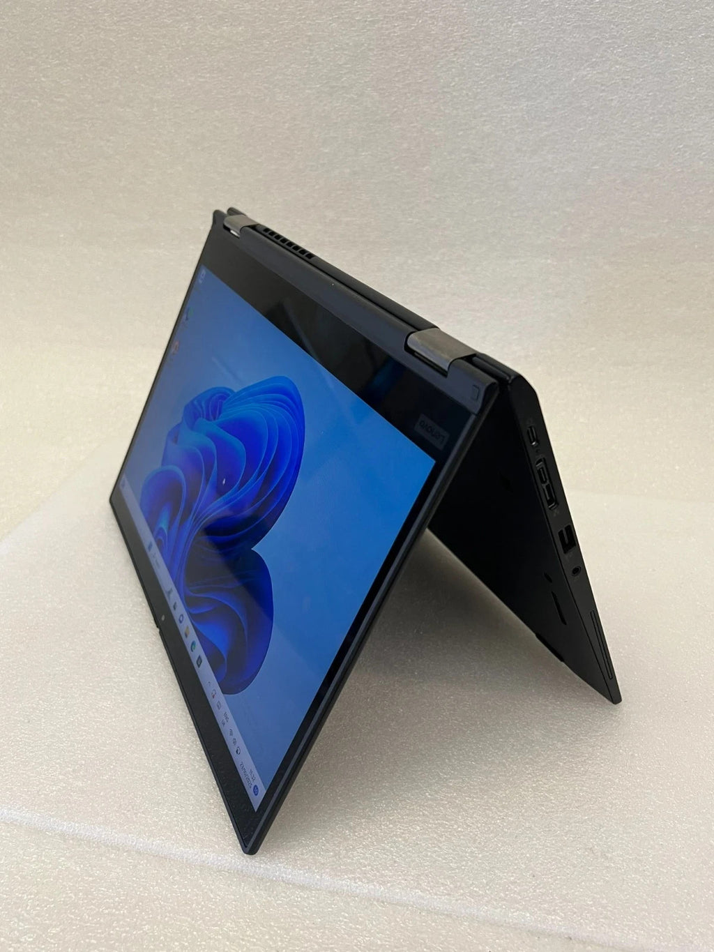 Lenovo ThinkPad X390 Yoga 13.3" i5 8th Gen 8GB 256GB SSD 2-in-1 Touch Win 112